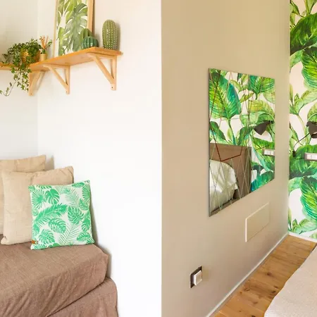 Duomo Views, Light, Jungle-inspired With Terrace Apartment Mailand